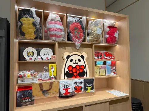 ▲壽司郎人氣IP萌抱壽司在入口櫃檯迎接大家。（圖／記者蕭涵云攝）