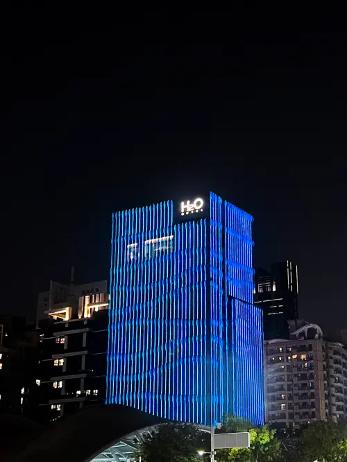 ▲H2O水京棧酒店也加入應援，於酒店外觀點上寶藍色燈海。（圖／H2O水京棧酒店提供 www.h2ohotel.com.tw/zh-tw）