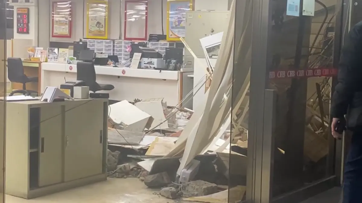 ▲三立採訪車撞進彰化銀行，脫離現場後銀行內部畫面曝光，遭撞毀的ATM牆面後方緊鄰服務台。（圖／記者劉松霖攝）