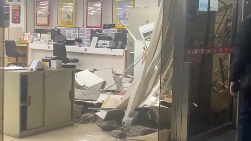 影／內部畫面曝光！三立採訪車直衝彰銀　衝垮ATM牆面險撞服務台
