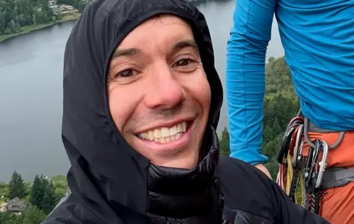 101吃尾牙驚見霍諾德在窗外！飄雨還堅持練習　停半空對粉絲燦笑
