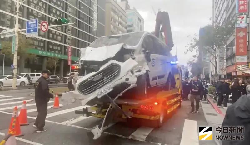 ▲三立採訪車車頭爛光。（圖／翻攝畫面）