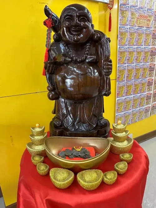 ▲今（2026）年首個「1200萬大吉利」刮刮樂頭獎出現！高雄越南籍年輕男性摸彌勒佛幸運刮中頭獎。（圖／台灣彩券公司提供提供）