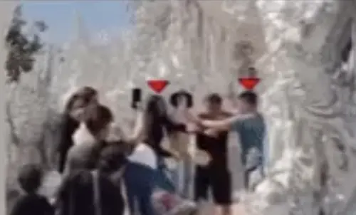 泰國清萊白廟拍照釀鬥毆！台泰遊客橋上爆肢體衝突　警方出面協調
