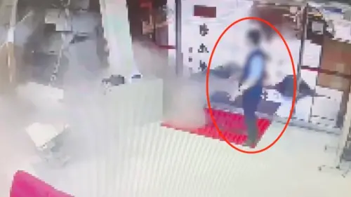 ▲ 銀行保全緊急跳開，差一點就遭到採訪車衝撞。（圖／翻攝畫面）