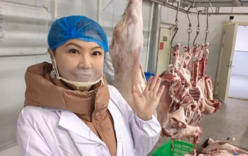 ▲女星劉樂妍定居中國長達10年，近日她到羊肉廠直播，自嘲是在「賣肉還債」。不過劉樂妍並未破產，日前才炫耀自己的新家，更反酸「台北人才住鳥籠」。（圖／劉樂妍微博）