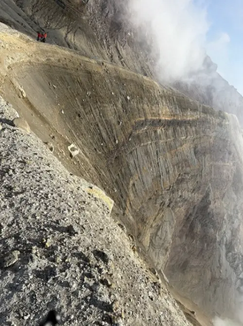 阿蘇火山口「超陡峭」搜救畫面曝！直升機殘骸回收難度高
