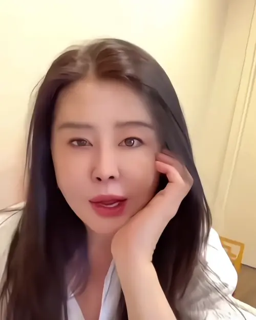 ▲王祖賢拜年影片曝光，58歲依舊氣質美麗。（圖／翻攝自小紅書）