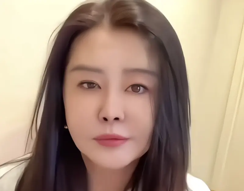 ▲58歲王祖賢息影22年，近日拍攝拜年影片向大眾送上祝福，依舊氣質美麗驚豔粉絲。（圖／翻攝自小紅書）