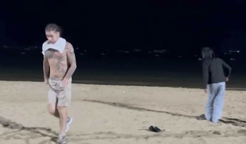 ▲一名23歲英國籍男子在海灘上與61歲女性涉及不雅性行為。（圖／翻攝自影片）