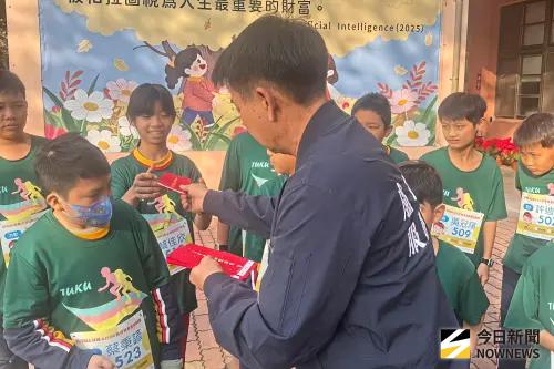 ▲發放187名國中小學生助學金，每人2,000元。（圖／記者莊全成攝，2026.01.23）