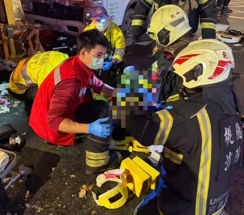 龜山資源回收車失控！駕駛突昏厥衝撞民眾　7傷、1人無呼吸心跳
