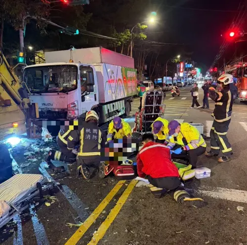 ▲ 桃園龜山區中興路23日晚間資源回收車駕駛疑突昏厥，失控衝撞倒垃圾民眾，造成7人送醫，其中78歲老婦命危，事故原因仍待警方調查。（圖／翻攝畫面）