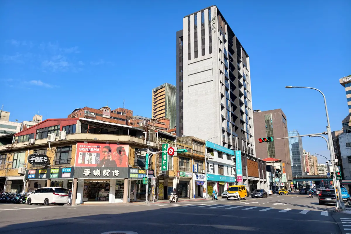 ▲網路討論台北市八德路精華軸線，沿街保留大量屋齡30至50年的老透天。（圖／信義房屋提供）