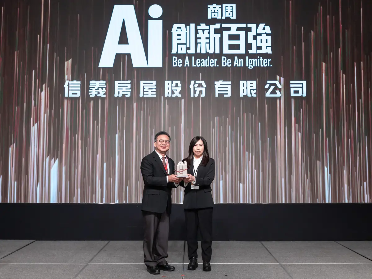 ▲信義房屋數位發展成果再獲肯定，勇奪商周AI創新百強鑽石獎，由國發會副主委詹方冠(左)頒獎、信義房屋總經理陳麗心(右)代表領獎。（圖／信義房屋提供）