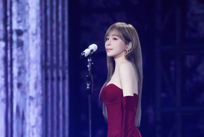 ▲王心凌（如圖）今（23）日晚間在台北小巨蛋開唱，以「Sugar High」為主題，台下除了粉絲，還有多位演藝圈朋友前來，包括小禎帶著男友一起坐在台下甜蜜聽歌，讓台下的粉紅泡泡不輸台上。（圖／宏藝術X天晴娛樂提供）