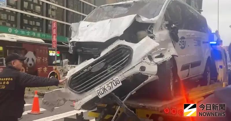 ▲23日台北中山路口三立採訪車失控撞進彰化銀行，造成10人受傷。67歲駕駛對事故原因三度改口，警方已排除酒駕，將鑑定車輛釐清責任歸屬。（圖／記者劉松霖攝）