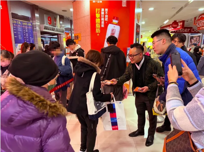 ▲基隆市議長童子瑋轉運站發暖暖包，涉政治宣傳引發爭議。（圖／翻攝自童子瑋臉書）