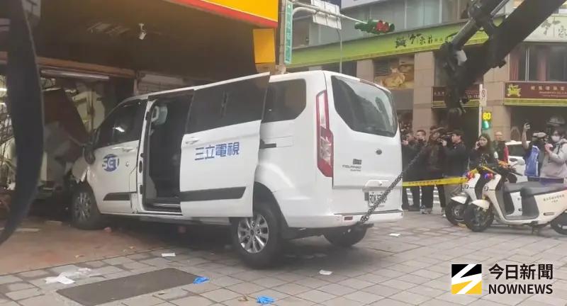 ▲三立採訪車23日下午行經中山區失控撞入彰化銀行吉林分行，玻璃與提款機毀損，駕駛與記者及路人共10人受傷。警方認定涉過失傷害，將依法送辦。（圖／記者劉松霖攝）