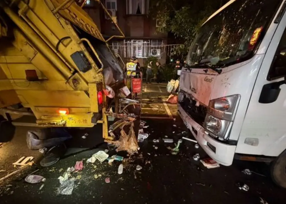 ▲桃園龜山23日晚間資源回收車疑駕駛昏厥失控，追撞垃圾車並波及等候丟垃圾民眾，造成7名民眾受傷，其中一名78歲婦人OHCA送醫不治。（圖／翻攝畫面）
