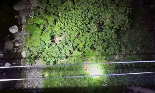 ▲台東成功鎮23日晚間傳出墜橋事件，16歲少年不明原因自八邊橋墜下，獲救後生命跡象穩定，事發原因仍待調查。（圖／翻攝畫面）