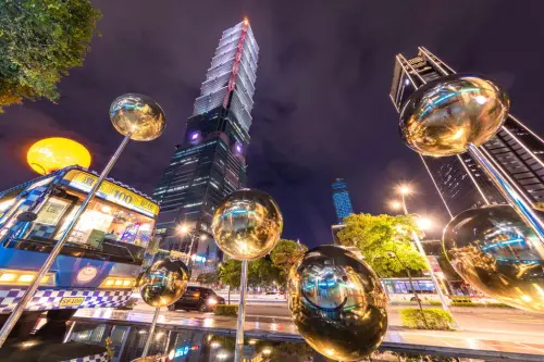 ▲抓對角度，也能拍到幾米月亮公車與台北101合影。（圖／翻攝自台北旅遊網travel.taipei/zh-tw）