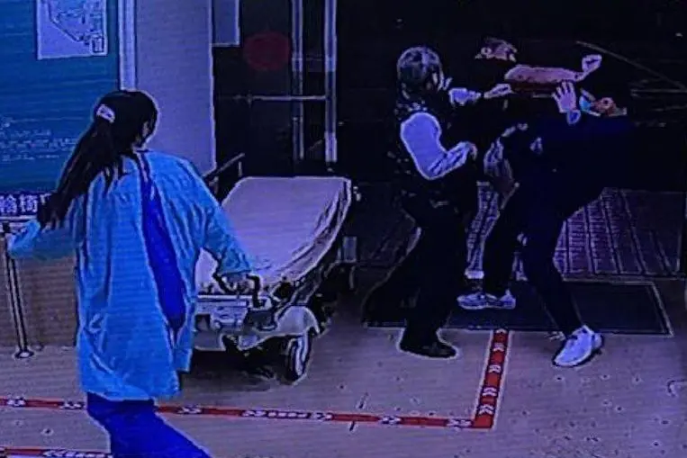 ▲詹姓護理師向林男妻子說明後續治療流程，未料林男突朝詹姓護理師的頭部右側猛揮重拳，將詹姓護理師擊倒，經救護確認有腦震盪等症狀。（澄清醫院）
