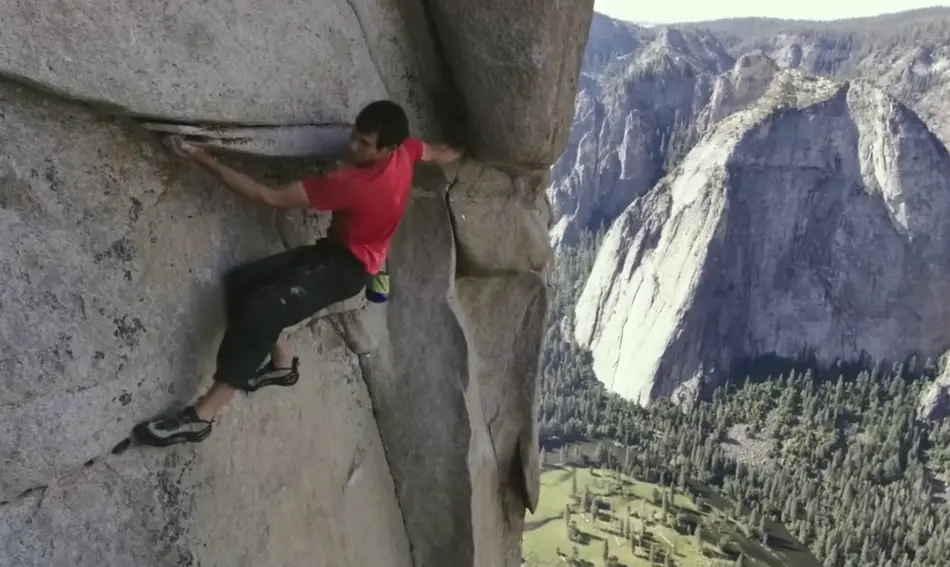 ▲霍諾德今（24）日挑戰徒手攀登101！不少觀眾找到他過去攀岩影片觀看，結果傻眼發現身體非常不舒服。（圖/YT@Bùi Thái Bình）