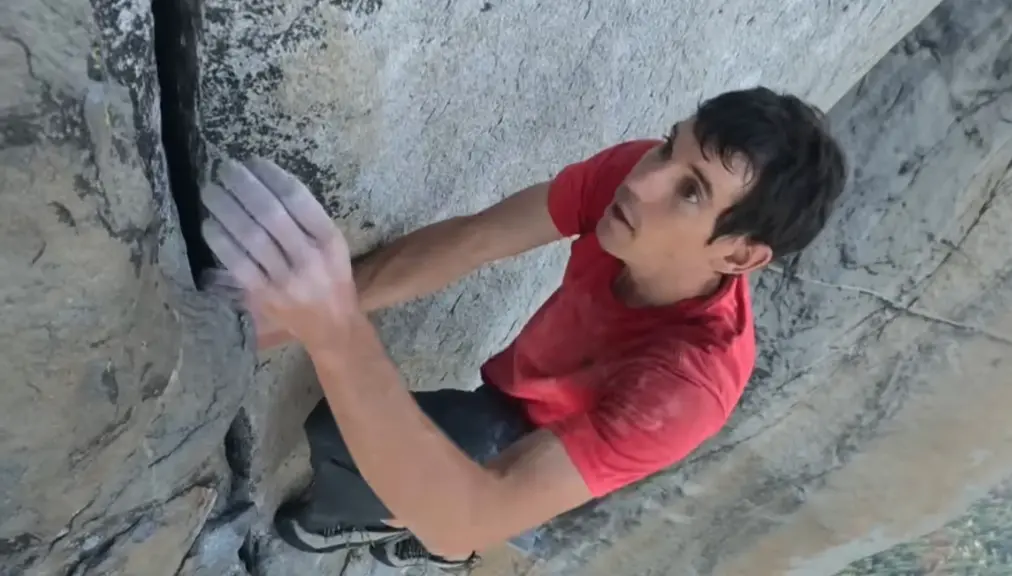 ▲艾力克斯．霍諾德（Alex Honnold）今（24）日原訂挑戰徒手攀登101，稍早8時許Netflix宣布天候不佳取消、延期至明天同時間直播，對此，台北101董事長賈永婕回應《NOWNEWS今日新聞》：「確定改期，一切值得等待的！」（圖/YT@Bùi Thái Bình）