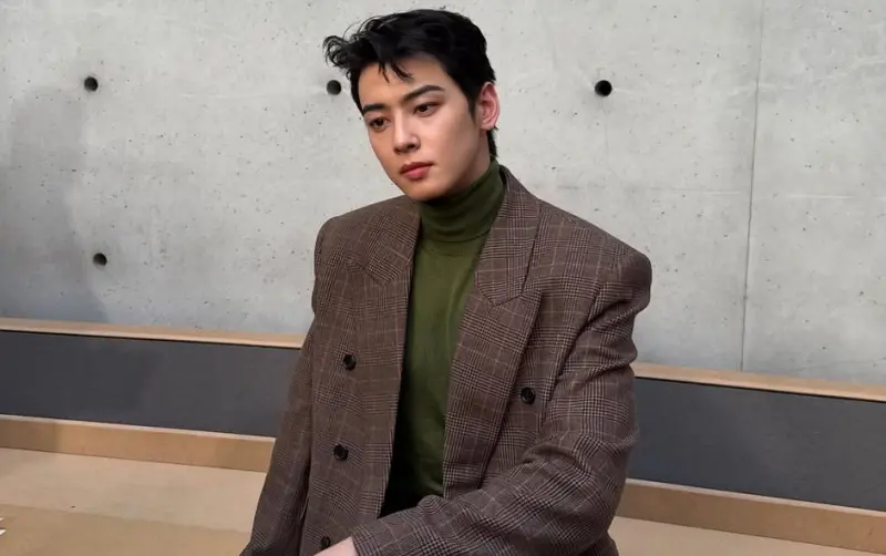 ▲《NOWNEWS今日新聞》幫讀者掌握今（24）日熱門娛樂話題搶先看，車銀優（如圖）遭爆逃稅後，有網友發現，他所代言的「新韓銀行」，已連3組代言人爆爭議，被說是「金融界PRADA」；韓籍啦啦隊女神朴旻曙挑戰中文，到電影院看國片。（圖／車銀優IG@eunwo.o_c）