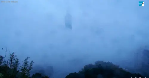 ▲從YouTube「象山看台北 - 4K即時影像」即時直播畫面可見，台北101從清晨4時開始能見度變差，今日上午大半截101大樓幾乎消失看不見。（圖／台北觀光即時影像travel.taipei）