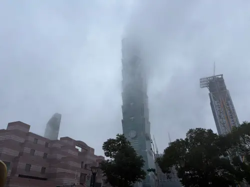 ▲艾力克斯．霍諾德（Alex Honnold）將在今（24）日挑戰攀爬台北101外牆，但台北市信義區持續降雨，現場雨勢不小。（圖／記者葉政勳攝）