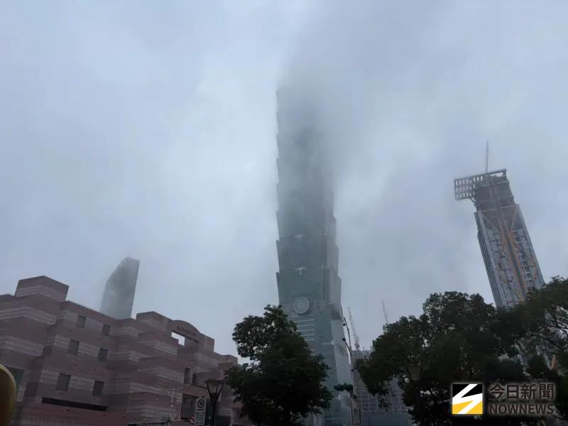 ▲霍諾德攀登台北101遇雨延期，明日氣象條件比今日佳，不過仍有飄零星短暫雨機會。（圖／NOWNEWS攝影中心）