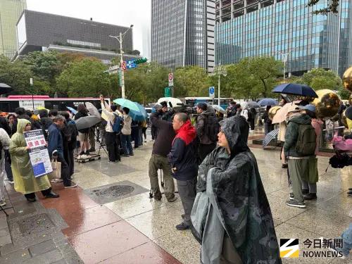 ▲台北101周圍今早聚集朝聖人潮。（圖／NOWNEWS攝影中心）