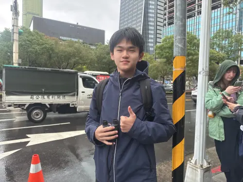 ▲林先生特別帶了望遠鏡來到現場，聽聞取消貼心喊話霍諾德「玻璃很濕滑！要加油」。（圖／記者鍾怡婷攝）