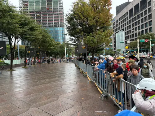 ▲台北101管制線外圍繞滿滿人潮，宣布取消後民眾仍多站30分鐘才逐漸離場。（圖／記者葉政勳攝）