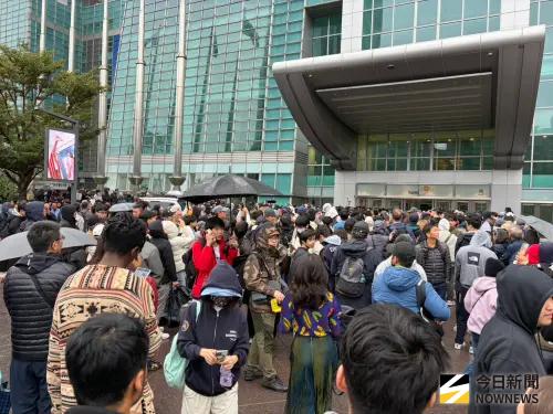 ▲▼台北101聚集大批人潮，只為一睹霍諾德丰采。（圖／NOWNEWS攝影中心）