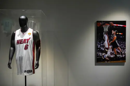 ▲一名曾在邁阿密熱火隊與NBA美國職籃（National Basketball Association）工作多年的資深保全佩雷斯（Marcos Thomas Perez），因利用職務之便盜走超過400件實戰球衣（Game-worn）及珍貴文物，近日遭美國聯邦法院判處3年有期徒刑。（圖／美聯社／達志影像）