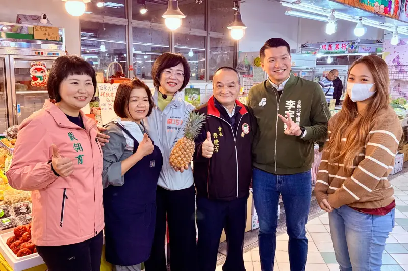 ▲蘇巧慧上午赴市場掃街，強調所有的民調都會列為參考。（圖／蘇巧慧辦公室提供）