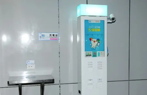 ▲民眾不滿的原因就是北捷車站內，有許多這種「行動電源租借站」，但如今卻公告捷運內不得使用，相當尷尬。（圖/Threads）