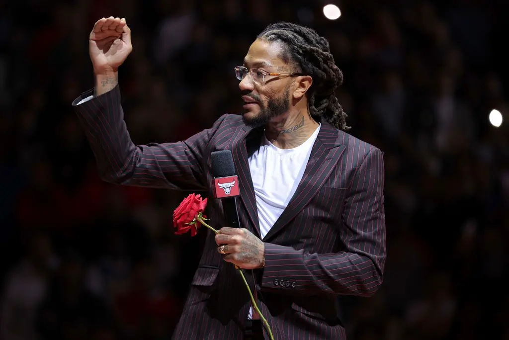 ▲公牛隊邀請羅斯（Derrick Rose）來到球場，讓他搶先目睹即將高掛在場館上空的1號退休背號。（圖／美聯社／達志影像）