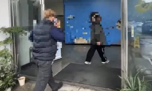 ▲基隆仁愛分隊小隊長詹能傑救火殉職，基隆市消防局義消盧彥宏（左）24日凌晨2時許身體不適，在義消同仁陪同下前往醫院就醫。（圖／翻攝畫面）