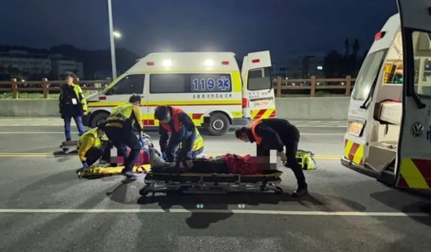 ▲24日台東2名晨運女子過馬路遭機車猛撞重傷，其中1人一度OHCA。肇事國中生無照酒駕逃逸後又折返圍觀，被民眾指認逮獲，警方依法送辦。（圖／翻攝畫面）