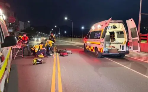 ▲24日台東2名晨運女子過馬路遭機車猛撞重傷，其中1人一度OHCA。肇事國中生無照酒駕逃逸後又折返圍觀，被民眾指認逮獲，警方依法送辦。（圖／翻攝畫面）