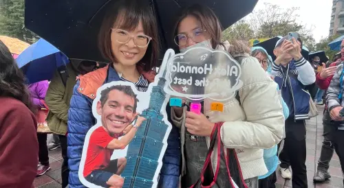 ▲張小姐（左）手作看板支持霍諾德，「很感謝台北101董事長賈永婕，有這個機會讓Alex過來！」（圖／記者黃聖凱攝影）