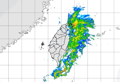 ▲今日上午8點30分，雷達上看在東部海面是一大片降雨回波。（圖／中央氣象署cwa.gov.tw）
