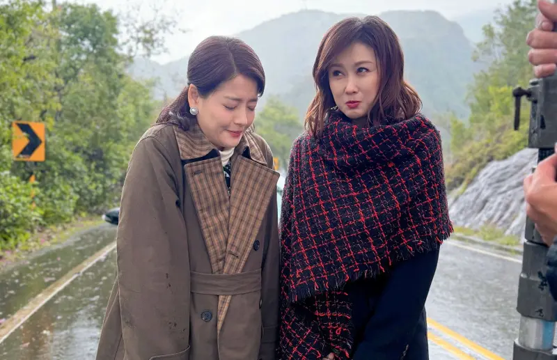 ▲陳珮騏（右）在昨（23）日發文親揭八點檔戲劇辛酸內幕，心疼喊：「女人當男人用，男人當畜牲用」。（圖／陳珮騏打氣團FB）