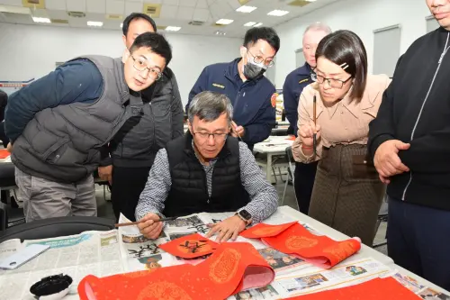 中市警一分局書藝迎春 「警界儒將」蔡俊章揮毫獻祝福
