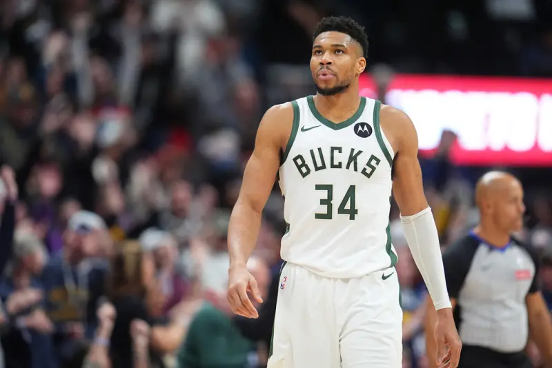 ▲公鹿當家球星「字母哥」阿德托昆博（Giannis Antetokounmpo）在第四節末段於無對抗狀態下意外受傷，雖然一度強忍不適返回球場，但最終仍無法扭轉戰局，公鹿以100：102不敵少了三大主力的殘陣金塊。（圖／美聯社／達志影像）