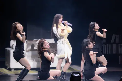 ▲金世正穿浴袍現身演唱會，讓歌迷又驚又喜。（圖／讀者提供）